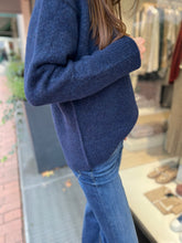 Laden Sie das Bild in den Galerie-Viewer, Margittes Damen Strickpullover in Dunkelblau
