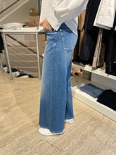 Laden Sie das Bild in den Galerie-Viewer, Cambio Damen Jeans &quot;Palazzo cropped&quot; in Blau
