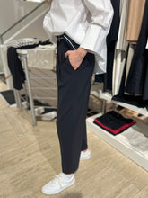 Laden Sie das Bild in den Galerie-Viewer, Cambio Damen Cropped Hose &quot;Elaine pleat&quot; in Dunkelblau
