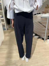 Laden Sie das Bild in den Galerie-Viewer, Cambio Damen Cropped Hose &quot;Elaine pleat&quot; in Dunkelblau
