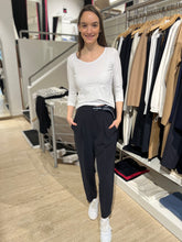 Laden Sie das Bild in den Galerie-Viewer, Cambio Damen Cropped Hose &quot;Elaine pleat&quot; in Dunkelblau
