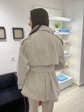 Laden Sie das Bild in den Galerie-Viewer, Beaumont Damen Short Trenchcoat &quot;Aliz&quot; in Kitt
