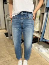 Laden Sie das Bild in den Galerie-Viewer, Cambio Damen Jeans &quot;Elin&quot; in Blau
