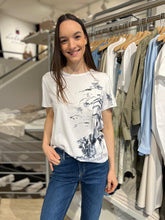 Laden Sie das Bild in den Galerie-Viewer, Margittes Damen T-Shirt mit Druck in Weiß
