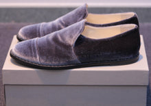 Laden Sie das Bild in den Galerie-Viewer, Fabiana Filippi Damen Slipper aus Samt in anthracite
